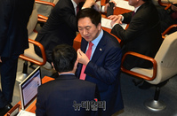 [포토] 대화 나누는 김기현 국민의힘 대표와 태영호 의원