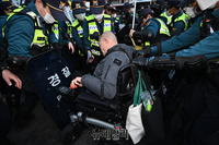 [포토] 경찰과 대치중인 전장연