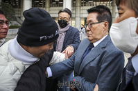 [포토] 서해피격유족 항의받는 박지원 전 국정원장
