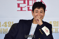 [포토] 이선균 '비집고 나오는 웃음'