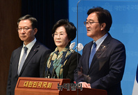 [포토] '2023, 버스에서 내려와' 운동 취지 설명하는 우원식 의원
