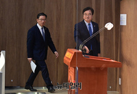 [포토] 입장하는 우원식 더불어민주당 의원