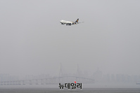 [포토] 중국발 황사와 미세먼지로 사라진 인천대교