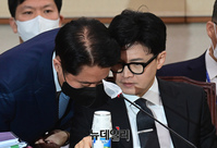 [포토] 보좌진과 대화 나누는 한동훈 법무부 장관