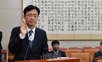 [포토] 선서하는 김형두 헌법재판관 후보자
