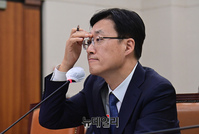 [포토] 얼굴 만지는 김형두 헌법재판관 후보자