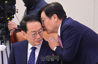 [포토] 대화 나누는 김도읍 위원장과 정점식 의원