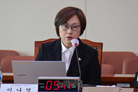 [포토] 국회 출석한 이나영 정의기억연대 이사장