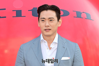 [포토] 빨간풍선 앞에 선 유태오