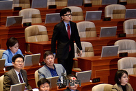 [포토] 단상으로 향하는 한동훈 법무부 장관