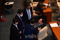 [포토] 비명계 이상민 의원과 대화 나누는 이재명 대표