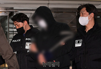 [포토] 법원 호송되는 '강남 납치 살해'사건 피의자