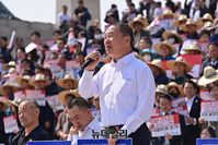 [포토] 농민단체, 쌀값 정상화 촉구하며 국회서 삭발