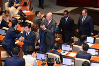 [포토] 본회의장 퇴장하는 국제박람회기구 실사단장