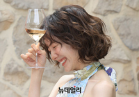 [포토] 박지현 "여름엔 '로제 와인' 어때요"