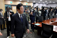 [포토] 입장하는 이재명 더불어민주당 대표