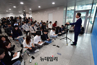 [포토] 기자들의 질문에 답하는 김학용 국민의힘 의원