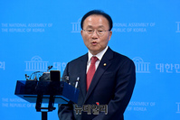 [포토] 기자들의 질문에 답하는 윤재옥 국민의힘 의원