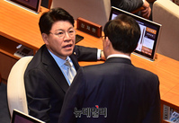 [포토] 대화 나누는 장제원·이채익 국민의힘 의원