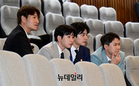 [포토] 본회의 참관하는 김종국·딘딘·이이경·양세형