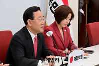 [포토] 기자들의 질문에 답하는 주호영 원내대표