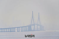 [포토] 초미세먼지에 뒤덮인 인천대교