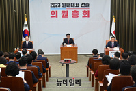 [포토] 토론하는 김학용·윤재옥 국민의힘 원내대표 후보