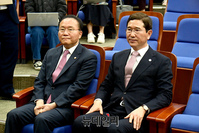 [포토] 의원총회 시작 기다리는 김학용·윤재옥 후보