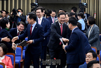 [포토] 의원들과 인사 나누는 김기현 대표와 주호영 원내대표