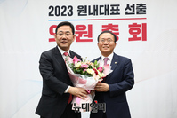 [포토] 꽃다발 받은 윤재옥 국민의힘 신임 원내대표