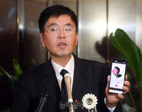 [포토] 입장 밝히는 원로가수 현미 아들 이영곤 씨