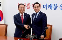 [포토] 인사 나누는 윤재옥·박홍근