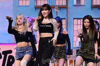 [포토] 신곡 'Giddy' 무대 선보이는 케플러