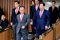 [포토] 입장하는 윤재옥 국민의힘 원내대표