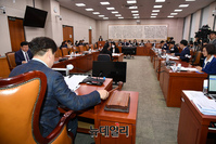 [포토] 회의주재 하는 기동민 법안심사 소위원장