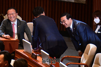 [포토] 인사 나누는 김기현·박홍근