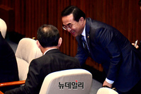 [포토] 본회의장서 인사 나누는 박홍근·주호영