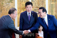 [포토] 악수하는 윤재옥·박홍근