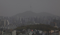 [포토] 중국발 황사와 미세먼지로 뒤덮인 서울도심