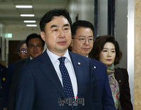 [포토] 상임위로 향하는 윤관석 더불어민주당 의원