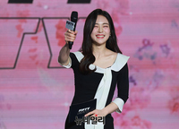 [포토] 피프티 피프티 소개하는 정유현 아나운서