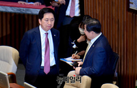 [포토] 대화 나누는 김기현 국민의힘 대표와 이철규 의원