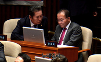 [포토] 본회의장서 만난 윤재옥· 정청래