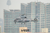 [포토] 노들섬서 이륙하는 프랑스 해군헬기