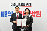 [포토] 신의진 당무감사위원장 임명하는 김기현 국민의힘 대표