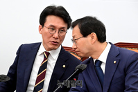 [포토] 대화 나누는 김민석·김성주