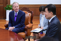 [포토] 브래드 스미스 MS 부회장 만난 김진표 의장