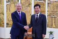 [포토] MS 부회장과 기념촬영 하는 김진표 의장