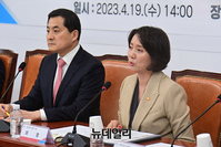 [포토] 민당정 협의회 찾은 이영 중소벤처기업부 장관