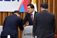 [포토] 참석자들과 인사 나누는 박대출 국민의힘 정책위의장